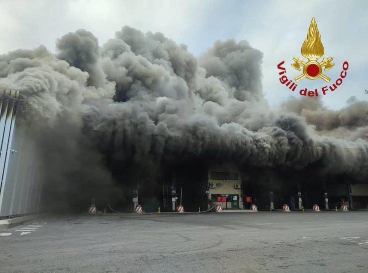 L’incendio divampato all'interno dell'impianto di trattamento dei rifiuti di Malagrotta a Roma, 24 dicembre 2023