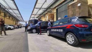 Accoltella 16enne fuori da un locale