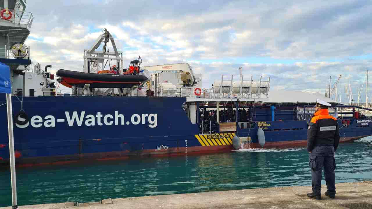 Migranti Sea Watch: 60 nel Lazio, 59 in Toscana