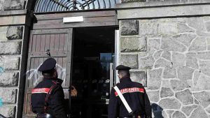 Va a casa sua per maltrattarla, ma ci trova i carabinieri