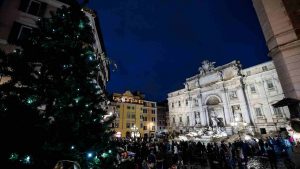 Persone passeggiano in centro a Roma durante le festività natalizie il giorno di Santo Stefano (Immagine di repertorio)