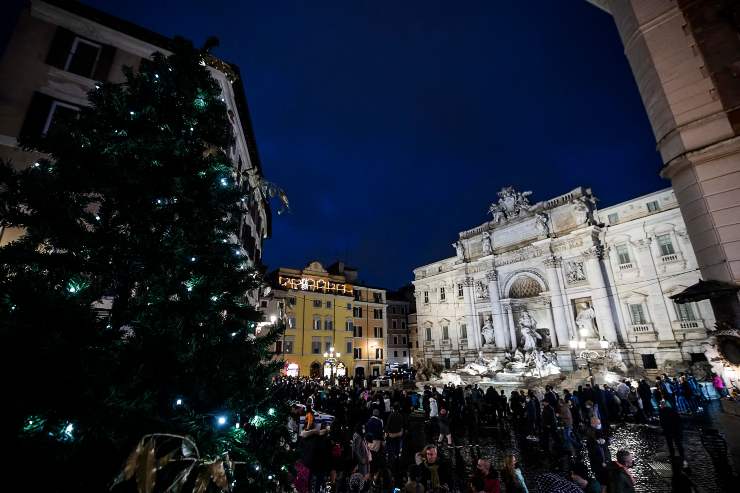 Persone passeggiano in centro a Roma durante le festività natalizie il giorno di Santo Stefano (Immagine di repertorio)