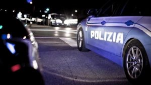 Minaccia gestore minimarket con un coltello, arrestato