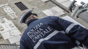 Operazione dei vigili contro abusivi a piazzale Ostiense