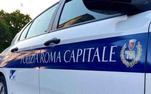 Volante della Polizia Roma Capitale (Crediti: foto dal profilo Facebook di Polizia Roma Capitale)