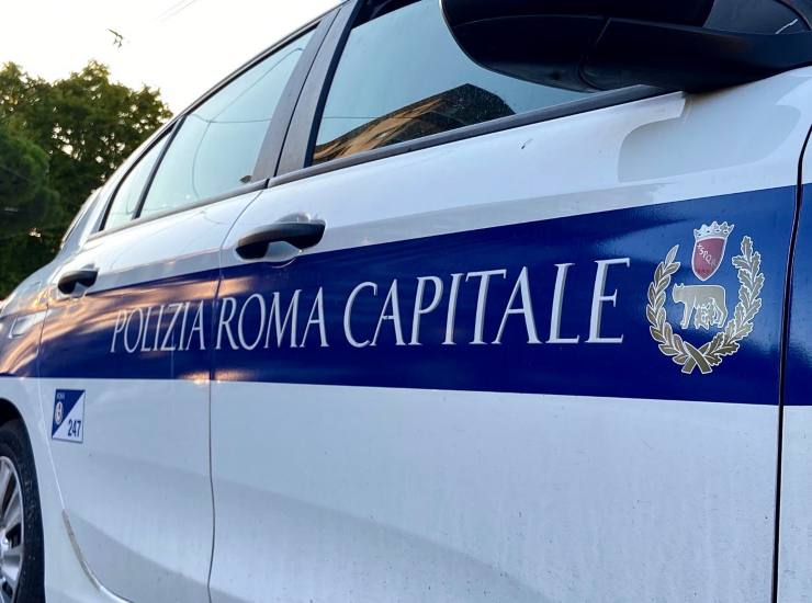 Volante della Polizia Roma Capitale (Crediti: foto dal profilo Facebook di Polizia Roma Capitale)