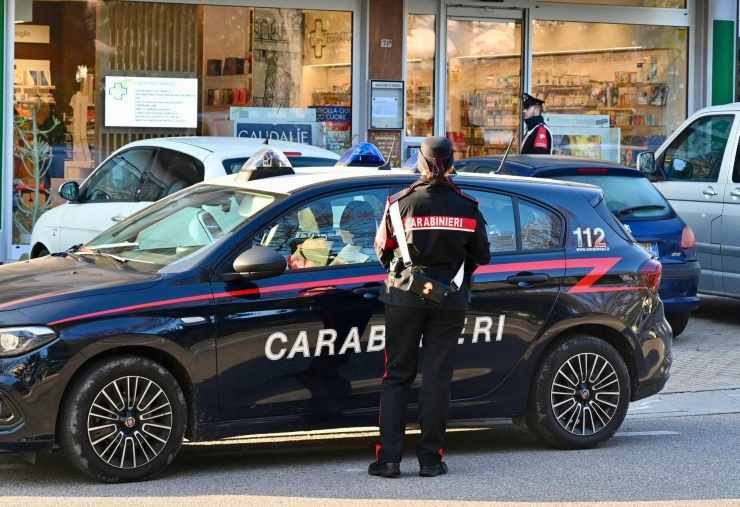 Rapina a Roma: minaccia titolare con cacciavite e la chiude dentro il negozio, arrestato