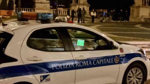 Vigili romani distratti dalla partita: la foto pubblicata sulla pagina Facebook "Roma fa schifo"