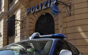 Roma, la Polizia di Stato ha arrestato un cittadino romeno di 25 anni poiché gravemente indiziato dei reati di rapina ed estorsione