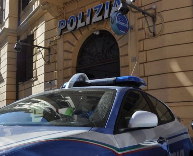 Roma, la Polizia di Stato ha arrestato un cittadino romeno di 25 anni poiché gravemente indiziato dei reati di rapina ed estorsione