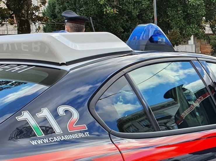 I Carabinieri hanno arrestato un 31enne accusato di sequestro di persona, lesioni personali aggravate, riduzione in schiavitù e sfruttamento della prostituzione