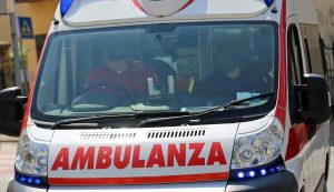 Auto finisce contro albero: due morti