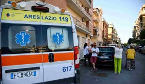 39enne aggredisce fidanzato 73enne con un'ascia