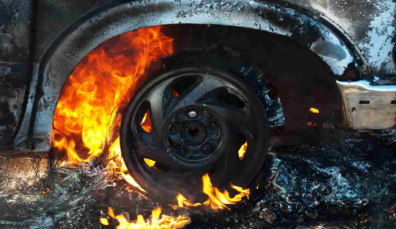 Incendio in box auto ad Ardea: distrutta una Porsche