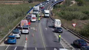 Roma, maxi incidente stradale sulla Pontina: due persone ferite, chiusa la carreggiata, traffico bloccato