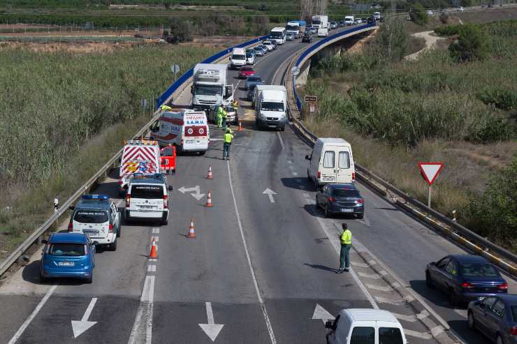 Roma, maxi incidente stradale sulla Pontina: due persone ferite, chiusa la carreggiata, traffico bloccato
