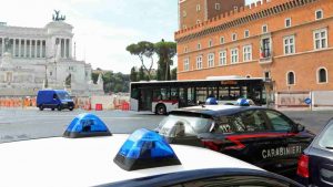 Tentata rapina in un supermercato a Roma, minacciano e aggrediscono il titolare con un coltello, arrestati due uomini