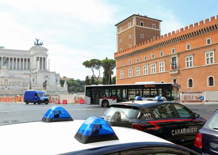 Tentata rapina in un supermercato a Roma, minacciano e aggrediscono il titolare con un coltello, arrestati due uomini