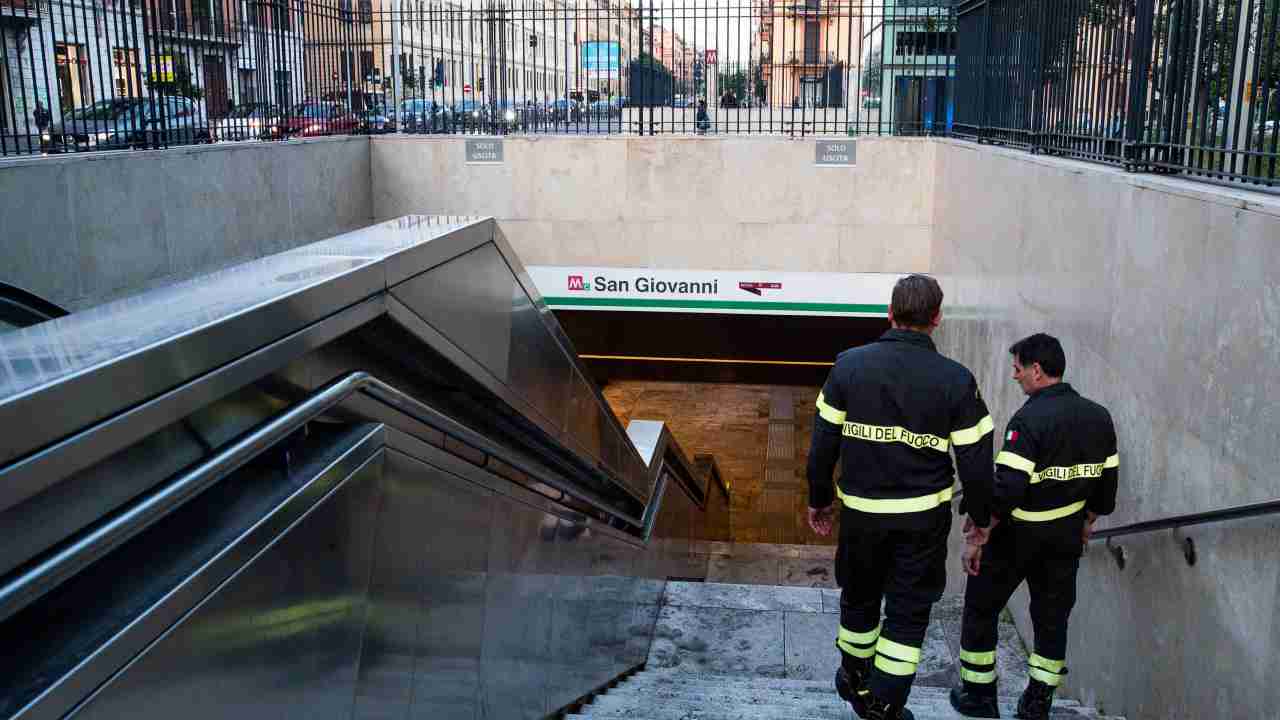 Danneggia la scala della metro San Giovanni