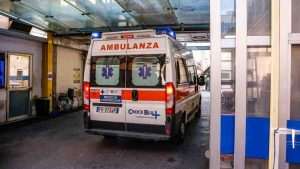 Va in ospedale per un mal di gola e muore