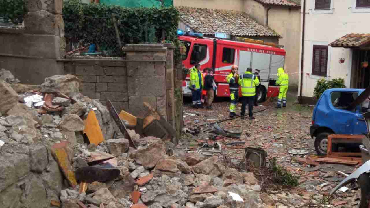 Tre feriti nel crollo della palazzina a Canale Monterano