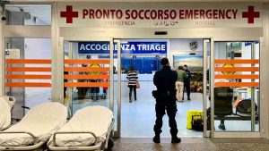 Cade dal quarto piano dell'ospedale e muore