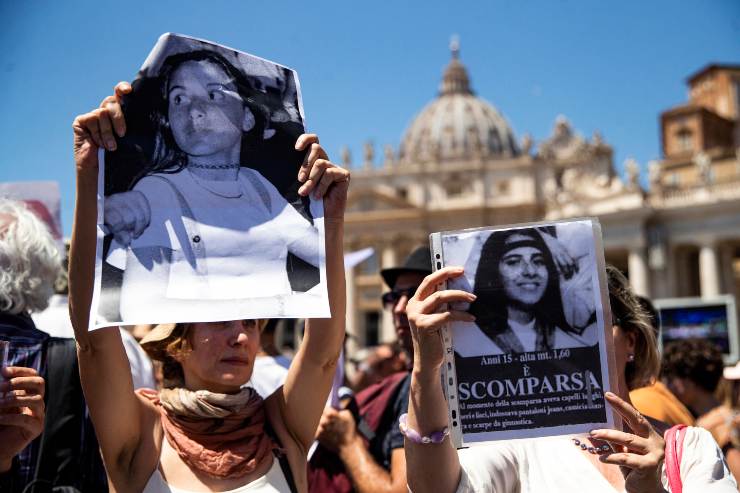 Un momento del Sit-in per il quarantennale della scomparsa di Emanuela Orlandi durante l'Angelus di Papa Francesco in piazza San Pietro in Vaticano, Roma, 25 giugno 2023