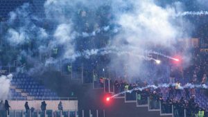 Tifosi della Roma feriti da un petardo