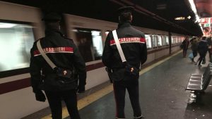 Rubato un defibrillatore in metro