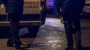 Uomo ferito a Roma dopo spari in strada