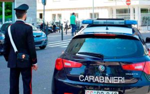 Roma: uomo senza fissa dimora dà in escandescenza, bloccato dai carabinieri