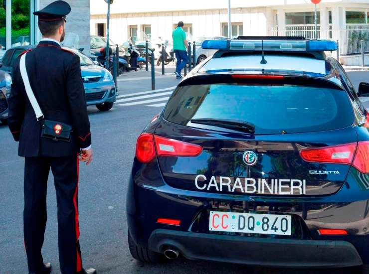 Roma: uomo senza fissa dimora dà in escandescenza, bloccato dai carabinieri
