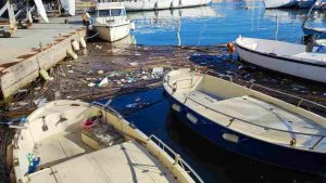 Allarme sporcizia per la Darsena di Fiumicino