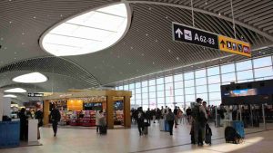 Oltre 44,4 milioni passeggeri nel 2023 a Fiumicino e Ciampino Adr,Leonardo da Vinci chiude anno con 40,5 milioni viaggiatori (ANSA) - ROMA, 25 GEN - Sono stati oltre 44,4 milioni i passeggeri in transito nel sistemaaeroportuale romano nel 2023. Lo scalo internazionale di Roma Fiumicino, "nonostante il contesto economico e geopolitico incerto che ha caratterizzato l'anno appena concluso", ha accolto 40,5 milioni di passeggeri totali, con un incremento del 38% rispetto al 2022. Il "G.B. Pastine" di Ciampino ha chiuso, invece, l'anno con 3,9 milioni. Lo rende noto Aeroporti di Roma. Con questi numeri record lo scalo di Fiumicino, primo e unico aeroporto in Italia con un rating Skytrax di 5 stelle, ottenuto per gli standard eccellenti nella qualità del servizio, ha così recuperato il 93% dei voli rispetto al periodo pre-pandemia, con particolare riferimento alle componenti extra europee ed europee (+76% e +30%). In crescita anche il cargo, con un +37% sul 2022, con un volume merci che, nel sistema aeroportuale romano, ha sfiorato le 200 mila tonnellate. Il trend positivo nel traffico-passeggeri, rafforzatosi a partire dalla Summer 2023, ha consentito di "superare le incertezze sulle prospettive di sviluppo che avevano caratterizzato gli anni impattati dalla crisi del settore a causa dalle limitazioni imposte ai viaggi in quasi tutti i Paesi del mondo". A delineare questo scenario positivo per il mercato romano è stata l'attivazione di 45 nuovi collegamenti aerei, di cui 15 verso destinazioni servite con voli diretti, unite ad una programmazione che ha coinvolto circa 100 compagnie aeree in volo verso 200 rotte in oltre 70 Paesi, collegando così la Capitale italiana con tutti i continenti. (ANSA).