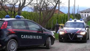 Calci e pugni sulla auto della moglie