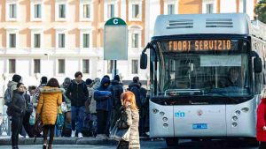 Rissa sul bus a Roma: tre persone denunciate per rissa e interruzione di pubblico servizio