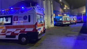 Colpito con un coccio di bottiglia al volto, ferito 30enne