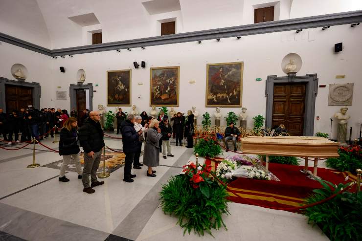 Il feretro di Sandra Milo è stato posto al centro del Salone della Protomoteca in Campidoglio, per l’omaggio alla attrice scomparsa a 90 anni