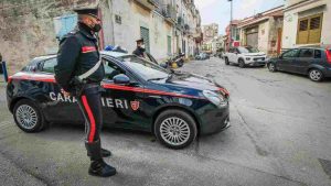 Vuole i soldi per la droga e aggredisce madre e nonna