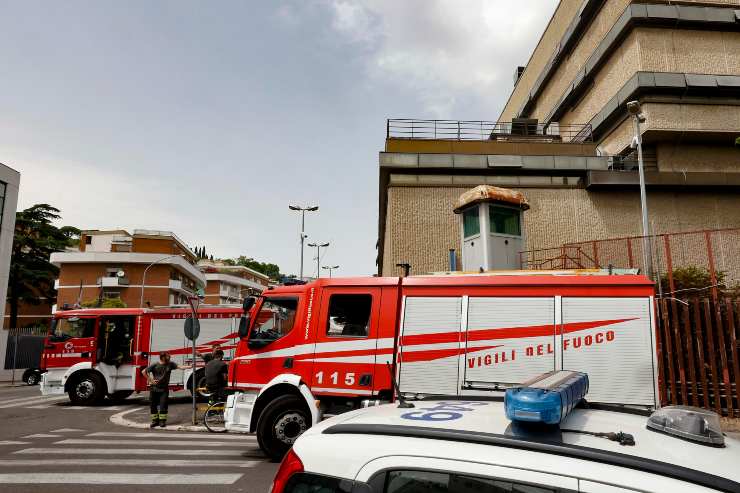 Incendio in centro di accoglienza a Roma, evacuate 70 persone