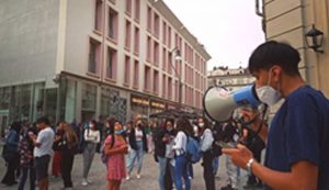 Donna spara fuori da una scuola a Monterotondo