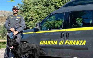 Droga, Guardia di Finanza ferma un 46enne diretto in Sicilia a bordo di un’autovettura che conteneva oltre 125 kg di hashish