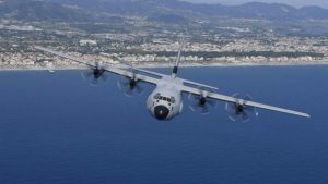 In un'operazione di soccorso d'urgenza, un C-130J dell'Aeronautica Militare ha salvato la vita di una neonata trasportandola da Bari a Roma