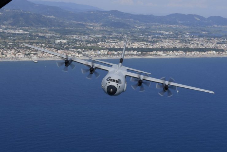 In un'operazione di soccorso d'urgenza, un C-130J dell'Aeronautica Militare ha salvato la vita di una neonata trasportandola da Bari a Roma