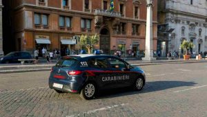 Un uomo di 51 anni è stato arrestato in flagranza dai Carabinieri a Roma per aver aggredito e spinto dalle scale la convivente