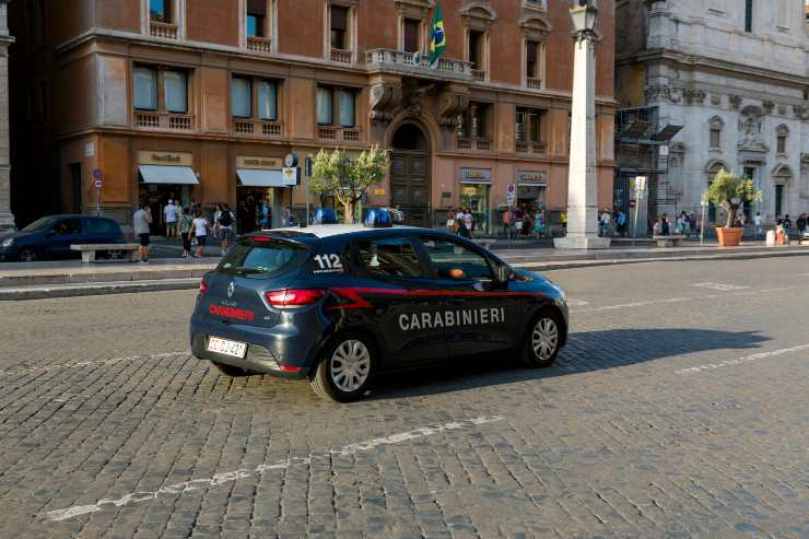Un uomo di 51 anni è stato arrestato in flagranza dai Carabinieri a Roma per aver aggredito e spinto dalle scale la convivente