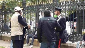 Roma, controlli straordinari dei carabinieri in piazza Vittorio Emanuele