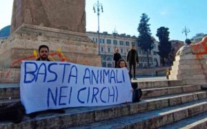 I Carabinieri hanno denunciato due attivisti del movimento 'Ribellione animale' per aver imbrattato la base dell'obelisco Flaminio a Piazza del Popolo