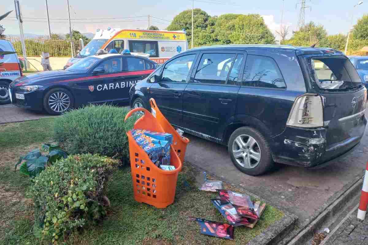 Rubano elettrodomestici da supermercato a Labico: arrestata coppia violenta
